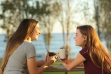 Không thể đánh đồng ngữ điệu với nội tâm của một người. Nếu như chỉ để ý ngữ điệu, thì sẽ dễ sinh ra hiểu lầm. (Ảnh: Shutterstock)