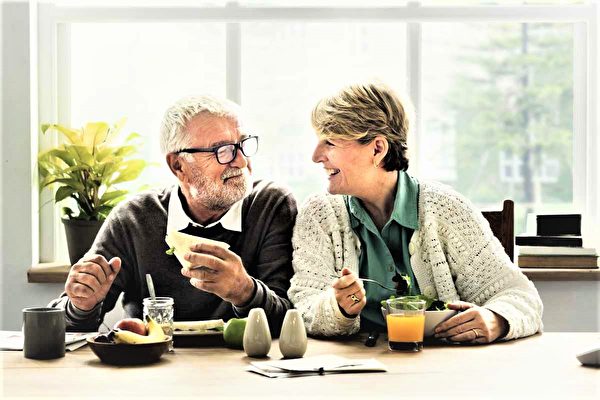 Muốn trì hoãn lão hóa, trước tiên phải giữ tâm hồn tươi trẻ. Không phải bạn sẽ không già đi, mà là dù bao nhiêu tuổi cũng cần duy trì sự khỏe mạnh.(Ảnh: Shutterstock)