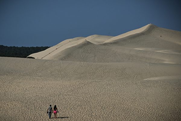 Ngày 09/07/2023, tại La Teste-de-Buch nước Pháp, du khách đến thăm quan Dune of Pilat. Đây là cồn cát cao nhất châu Âu. (Ảnh: Philippe López/AFP)