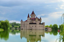 Lâu Đài Elken nằm trên một hồ nước nhân tạo ở Cộng hòa Kabardino-Balkar. (Ảnh: Shutterstock)