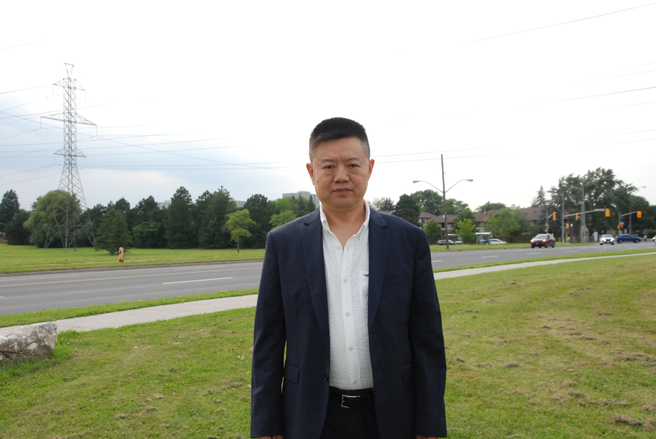 Hôm 02/08, ông Trịnh Trị đã chụp bức hình trực diện tại nơi mà tám năm trước ông chỉ dám chụp ở sau lưng. (Ảnh: Y Linh/Epoch Times)