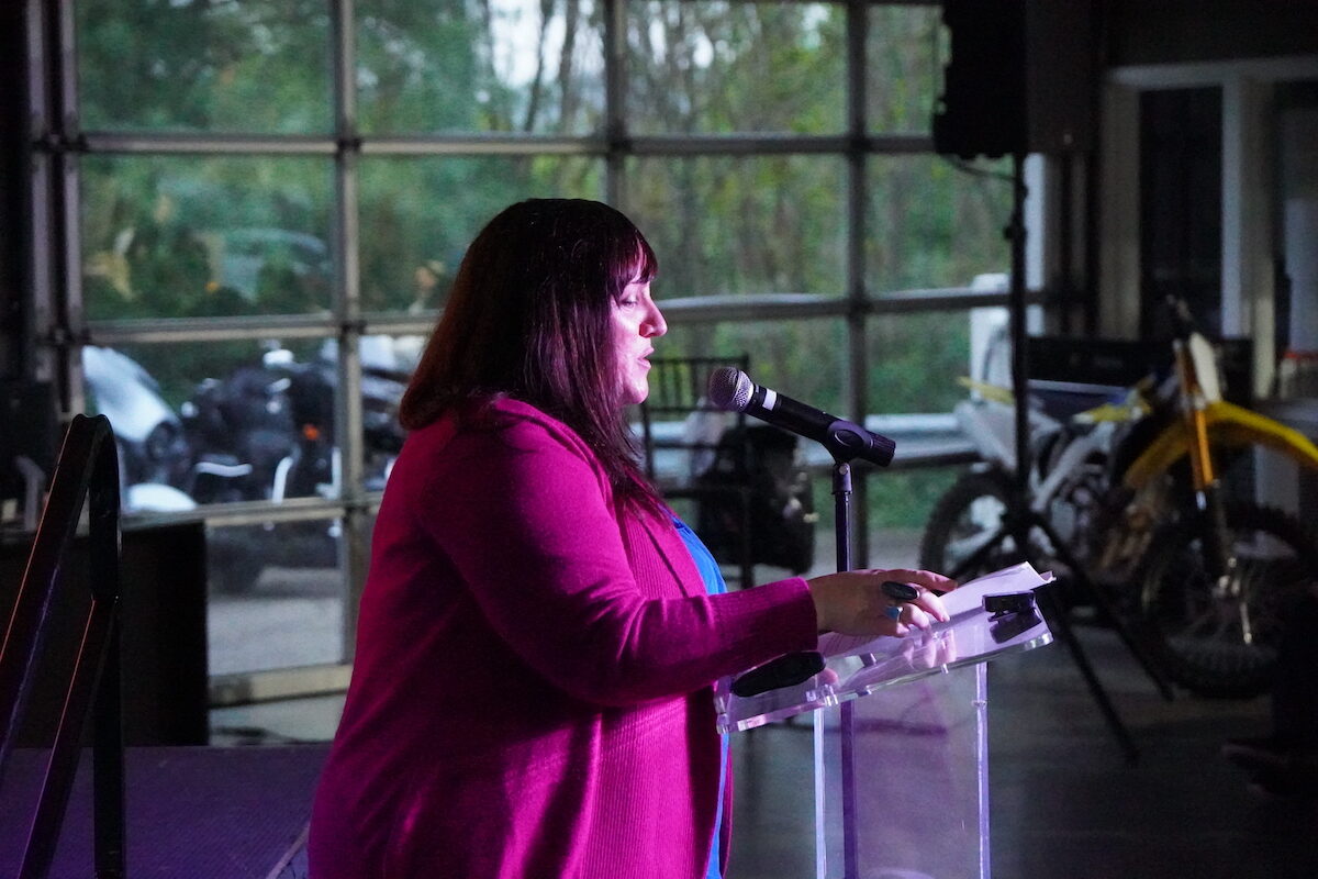 Nhà tâm lý học Amy Sousa diễn thuyết tại sự kiện “Save Women’s Sports” ở Nashville, Tennessee, hôm 27/04/2023. (Ảnh: Jackson Elliott/The Epoch Times)