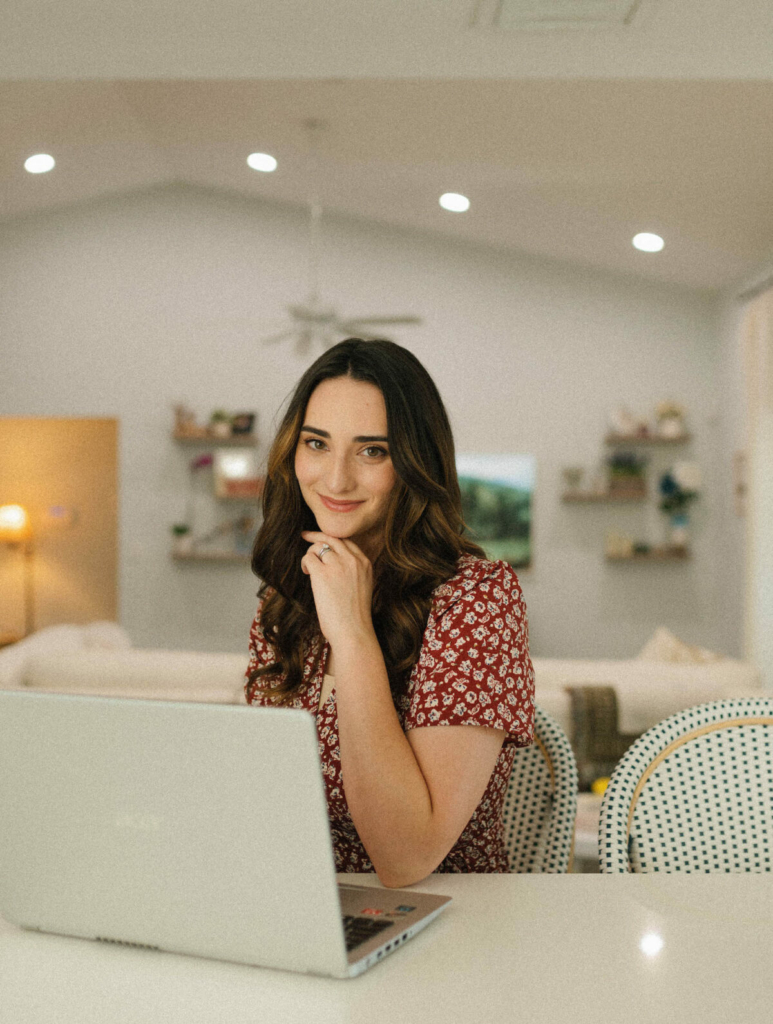 Cô Abby Roth, 29 tuổi, có ba tấm bằng về biểu diễn opera. Cô nói “những người phụ nữ truyền thống thật phi thường” vì họ không đơn thuần tin vào mọi thứ xuất hiện trên bản tin, thay vào đó họ cố gắng chủ động đi tìm lời giải đáp. (Ảnh: Đăng dưới sự cho phép của cô Abby Roth)