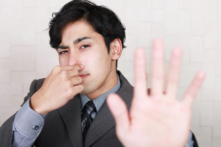 Theo quan điểm của Trung y, mùi cơ thể có liên quan đến sự tích tụ “nhiệt ẩm” trên da do những thói quen không tốt hàng ngày gây ra.(Ảnh: sunabesyou/Shutterstock)