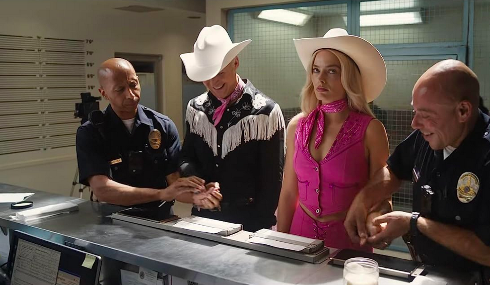 Ken (do diễn viên Ryan Gosling thủ vai) và Barbie (do diễn viên Margot Robbie thủ vai) bị cảnh sát lấy dấu vân tay, trong phim “Barbie” của hãng phim Warner Bros. (Ảnh: Công ty Giải trí Warner Bros.)