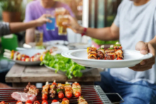 Một nghiên cứu cho thấy tỷ lệ mới mắc ung thư ở những người từ 50 tuổi trở xuống đang gia tăng, có thể là do thói quen ăn uống, lối sống, tiếp xúc với chất gây ung thư trong môi trường, và thay đổi hệ vi sinh vật. (Ảnh: KorArkaR/Shutterstock)