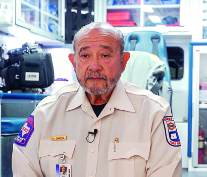 Ông Henry Garcia, giám đốc dịch vụ y tế khẩn cấp cho Quận Kinney, Texas. (Ảnh: Charlotte Cuthbertson/The Epoch Times)