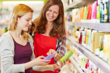 PFAS được sử dụng rộng rãi, kể cả trong mỹ phẩm. Vì vậy, các nhà nghiên cứu nhấn mạnh rằng phụ nữ dự định mang thai nên cân nhắc các nguy cơ của PFAS và tránh tiếp xúc. (Ảnh: Robert Kneschke/Shutterstock)