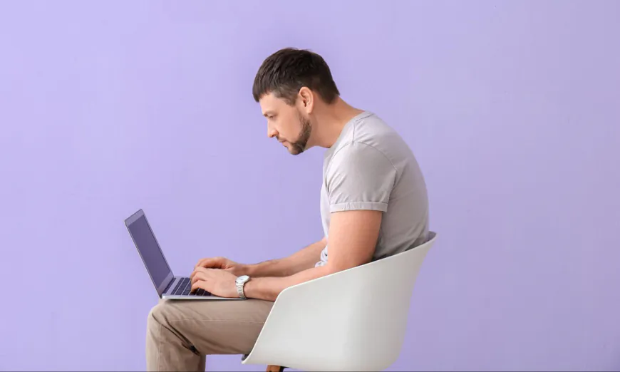 Chứng gù lưng là tình trạng phổ biến ở người hiện đại nhưng hầu hết đều không nhận thức được tác hại tiềm tàng của nó. (Ảnh: Shutterstock)