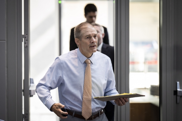 Dân biểu Jim Jordan (Cộng Hòa-Ohio) đến để lấy lời khai kín từ ông Devon Archer tại tòa nhà Văn phòng Hạ viện O'Neill ở Hoa Thịnh Đốn hôm 31/07/2023. (Ảnh: Drew Angerer/Getty Images)