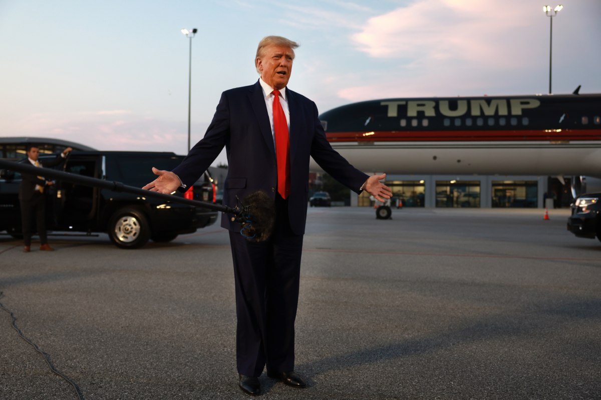 Cựu Tổng thống Donald Trump nói chuyện với giới truyền thông tại Phi trường Quốc tế Atlanta Hartsfield-Jackson sau khi ghi danh lý lịch tư pháp tại nhà tù Quận Fulton ở Atlanta, Georgia, hôm 24/08/2023. (Ảnh: Joe Raedle/Getty Images)