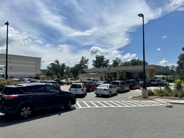 Hơn 53 tài xế xếp hàng chờ đổ xăng trước khi bão Idalia tới trong một hàng dài quanh Sam’s Club ở Gainesville, Florida, hôm 28/08/2023. (Ảnh: Nanette Holt/The Epoch Times)