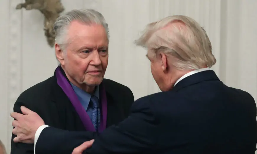 Tổng thống Donald Trump (phải) trao tặng nam diễn viên Jon Voight Huân chương Nghệ thuật Quốc gia trong buổi lễ tại Phòng phía Đông của Tòa Bạch Ốc ở Hoa Thịnh Đốn vào ngày 21/11/2019. (Ảnh: Mark Wilson/Getty Images)