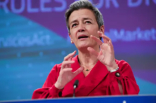 Bà Margrethe Vestager, Ủy viên u Châu về Một Châu u Phù hợp với Thời đại Kỹ thuật số, diễn thuyết tại một cuộc họp báo về Đạo luật Dịch vụ Kỹ thuật số và Thị trường Kỹ thuật số tại trụ sở Ủy ban u Châu ở Brussels, Bỉ vào ngày 15/12/2020. (Ảnh: Olivier Matthys/Pool/Ảnh tư liệu của Reuters)