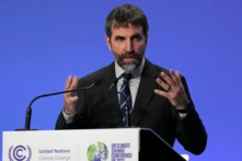 Ông Steven Guilbeault, Bộ trưởng Môi trường và Biến đổi Khí hậu Canada, nói trong cuộc họp báo tại hội nghị thượng đỉnh khí hậu COP26 của Liên Hiệp Quốc ở Glasgow, Scotland, vào ngày 12/11/2021. (Ảnh: Alastair Grant/AP Photo)