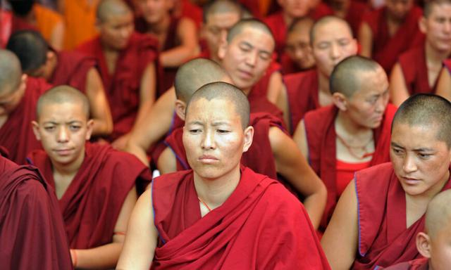 Các tăng ni Phật giáo Tây Tạng tham gia một cuộc biểu tình ngồi để phản đối sự cai trị của cộng sản Trung Quốc đối với Tây Tạng, ở New Delhi, hôm 18/10/2011. (Ảnh: Raveendran/AFP qua Getty Images)