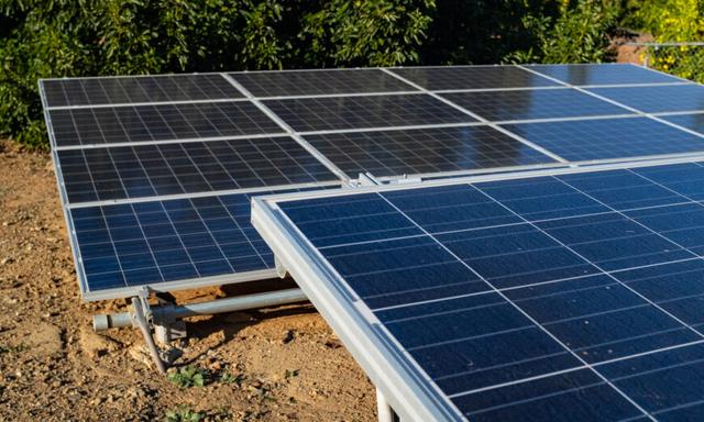 Các tấm pin quang năng ở Temecula, California, vào ngày 24/11/2021. (Ảnh: John Fredricks/The Epoch Times)