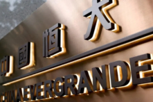 Biển hiệu trên tòa nhà Trung tâm Hằng Đại (Evergrande Center) của Trung Quốc được nhìn thấy ở Hồng Kông vào ngày 23/09/2021. (Ảnh: Tyrone Siu/Reuters)