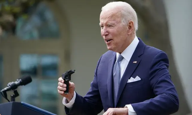 Tổng thống Joe Biden cầm một bộ súng ma trong một sự kiện tại Tòa Bạch Ốc ở Hoa Thịnh Đốn vào ngày 11/04/2022. (Ảnh: Mandel Ngan/AFP qua Getty Images)