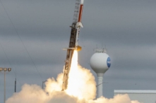 Bộ Quốc phòng Hoa Kỳ phóng một quả hỏa tiễn thăm dò từ bãi phóng của NASA tại Cơ sở Bay Wallops mang theo các thí nghiệm vũ khí siêu thanh vốn sẽ cung cấp thông tin cho sự phát triển của lớp vũ khí siêu thanh, trên Đảo Wallops, Virginia, hôm 26/10/2022. (Ảnh: Evelyn Hockstein /Reuters)