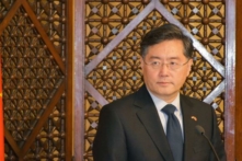 Cựu Bộ trưởng Ngoại giao Trung Quốc Tần Cương tổ chức một cuộc họp báo với Tổng thư ký Liên đoàn Ả Rập (không xuất hiện trong hình) tại trụ sở của liên đoàn này ở Cairo, hôm 15/01/2023. (Ảnh: AFP qua Getty Images)