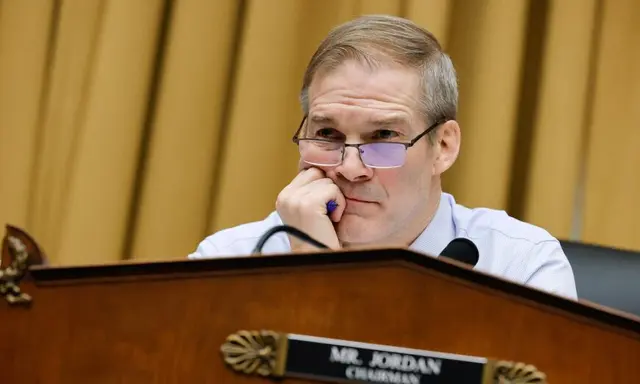 Hoa Thịnh Đốn, ngày 09/02: Chủ tịch Ủy ban Tư pháp Hạ viện Jim Jordan (Cộng Hòa-Ohio) chủ trì phiên điều trần của Tiểu ban về Vũ khí hóa Chính phủ Liên bang tại Tòa nhà Văn phòng Hạ viện Rayburn, tại Capitol Hill ở Hoa Thịnh Đốn, hôm 09/02/2023. Đây là phiên điều trần đầu tiên của tiểu ban mới, được thành lập bởi một Quốc hội bị chia rẽ gay gắt để xem xét kỹ lưỡng những gì các thành viên Đảng Cộng Hòa cáo buộc là nỗ lực của chính phủ liên bang nhằm nhắm đến và bịt miệng những người theo khuynh hướng bảo tồn truyền thống. (Ảnh: Chip Somodevilla/Getty Images)