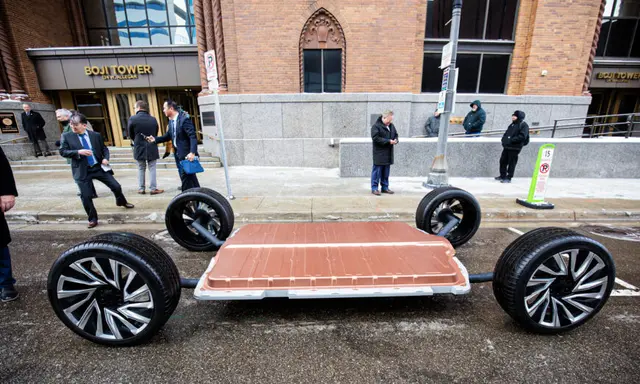 Khung gầm của một chiếc xe điện Hummer của General Motors (GM) nằm bên ngoài một sự kiện nơi Giám đốc điều hành Mary Barra của hãng thông báo rằng GM đang đầu tư 7 tỷ USD, khoản đầu tư lớn nhất trong lịch sử công ty, vào sản xuất xe và pin điện ở Lansing, Michigan, vào ngày 25/01/2022. (Ảnh: Bill Pugliano/Getty Images)