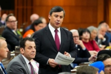 Nghị viên Đảng Bảo Thủ Trang Văn Hạo (Michael Chong) xuất hiện trong phiên chất vấn tại Hạ viện trên Đồi Nghị viện ở Ottawa hôm 02/05/2023. (Ảnh: The Canadian Press/Sean Kilpatrick)