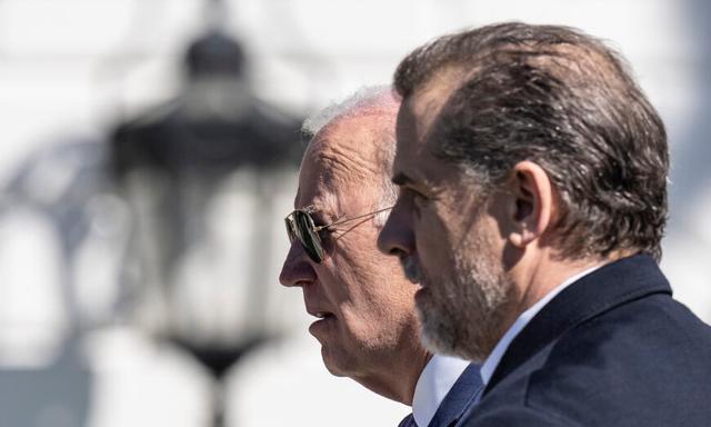 Tổng thống Joe Biden và con trai Hunter Biden tham dự Lễ lăn trứng Phục Sinh hàng năm trên Bãi cỏ phía Nam của Tòa Bạch Ốc ở Hoa Thịnh Đốn vào ngày 10/04/2023. (Ảnh: Drew Angerer/Getty Images)