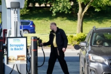 Một người đàn ông sử dụng trạm xăng ở Columbia, Maryland, hôm 17/05/2023. (Ảnh: Madalina Vasiliu/The Epoch Times)