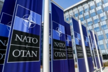 Các biểu ngữ hiển thị logo của NATO được đặt ở lối vào trụ sở mới của NATO trong quá trình chuyển đến tòa nhà mới ở Brussels, Bỉ, vào ngày 19/04/2018. (Ảnh: Yves Herman/Reuters)