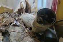 Một phần của hỏa tiễn hành trình Kalibr của Nga bên trong một tòa nhà bị hư hại trong cuộc không kích bằng hỏa tiễn và phi cơ không người lái của Nga ở Odesa, trong bối cảnh Nga tấn công Ukraine hôm 18/07/2023. (Ảnh: Dịch vụ Báo chí của Bộ Chỉ huy Tác chiến Phía Nam Lực lượng Vũ trang Ukraine/Tư liệu báo chí qua Reuters)