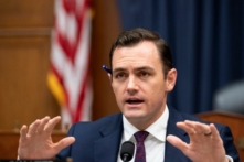 Dân biểu Mike Gallagher (Cộng Hòa-Wisconsin) nói trong một phiên điều trần về trí tuệ nhân tạo của Tiểu ban về Mạng, Công nghệ thông tin và Đổi mới thuộc Ủy ban Quân vụ Hạ viện, tại Capitol Hill ở Hoa Thịnh Đốn, hôm 18/07/2023. (Ảnh: Drew Angerer/Getty Images)
