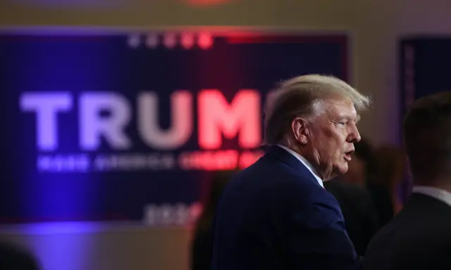 Ứng cử viên tổng thống thuộc Đảng Cộng Hòa, cựu Tổng thống Donald Trump chào đón các vị khách tại Tiệc tối Lincoln của Đảng Cộng Hòa Iowa năm 2023 ở Des Moines, Iowa, hôm 28/07/2023. (Ảnh: Scott Olson/Getty Images)