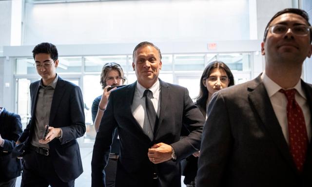 Ông Devon Archer (ở giữa), một cựu cộng sự kinh doanh của ông Hunter Biden, đến để cung cấp lời khai kín với Ủy ban Giám sát của Hạ viện ở Hoa Thịnh Đốn hôm 31/07/2023. (Ảnh: Drew Angerer/Getty Images)