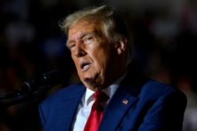 Cựu Tổng thống Hoa Kỳ Donald Trump nói chuyện với những người ủng hộ trong một cuộc mít-tinh chính trị trong khi vận động cho đề cử của Đảng Cộng Hòa trong cuộc bầu cử năm 2024 tại Erie Insurance Arena ở Erie, Pennsylvania, hôm 29/07/2023. (Ảnh: Jeff Swensen/Getty Images)