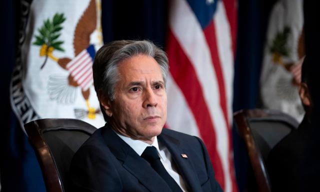 Ngoại trưởng Hoa Kỳ Antony Blinken lắng nghe các diễn giả khác trong lễ khai trương Cục Ngoại giao và An ninh Y tế Toàn cầu tại Bộ Ngoại giao ở Hoa Thịnh Đốn hôm 01/08/2023. (Ảnh: Madalina Vasiliu/The Epoch Times)