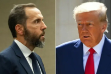 (Trái) Biện lý Đặc biệt Jack Smith tại Hoa Thịnh Đốn, hôm 01/08/2023 và (phải) cựu Tổng thống (TT) Hoa Kỳ Donald Trump ở Palm Beach, Florida, vào ngày 08/11/2022. (Ảnh: Saul Loeb, Eva Marie Uzcategui/AFP qua Getty Images )