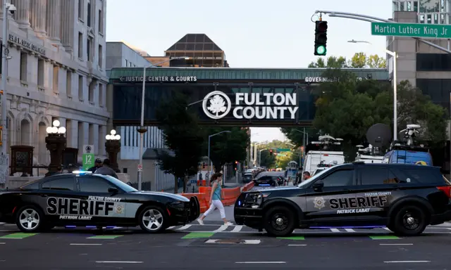 Cảnh sát Quận Fulton chặn một con đường phía trước Tòa án Quận Fulton ở Atlanta, Georgia, hôm 14/08/2023. (Ảnh: Joe Raedle/Getty Images)