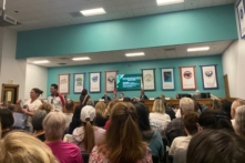 Các trường thuộc Murrieta Valley Unified phải thông báo cho các bậc cha mẹ nếu con họ muốn tự nhận là người chuyển giới theo chính sách mới đã được hội đồng học khu phê chuẩn tại cuộc họp hội đồng ở Murrieta, California, hôm 10/08/2023. (Ảnh: Micaela Ricaforte/The Epoch Times)