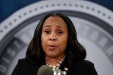 Biện lý Quận Fulton Fani Willis trình bày trong một cuộc họp báo tại tòa nhà Chính phủ Quận Fulton ở Atlanta, hôm 14/08/2023. (Ảnh: Joe Raedle/Getty Images)