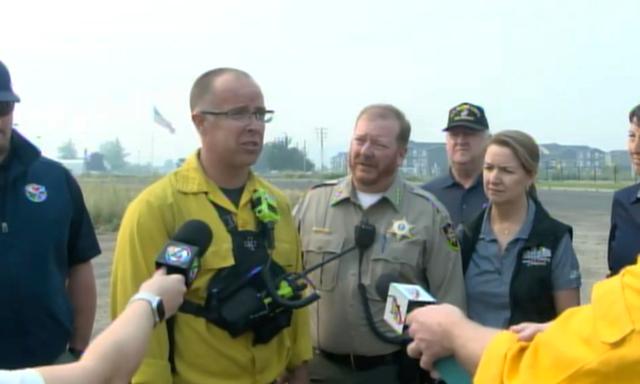 Cảnh sát Trưởng Cody Rohrbach của Sở Cứu hỏa Quận Spokane 3 đưa ra thông tin cập nhật về các vụ cháy rừng, ở Medical Lake, tiểu bang Washington, hôm 19/08/2023. (Ảnh: KXLY qua AP)