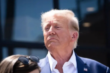 Cựu Tổng thống Donald Trump rời Hội chợ Tiểu bang Iowa ở Des Moines, Iowa, hôm 12/08/2023. (Ảnh: Madalina Vasiliu/The Epoch Times)