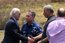 Tổng thống Joe Biden chào Thị trưởng Maui Richard Bissen (thứ 2 từ phải sang) và Dân biểu Ed Case (Dân Chủ-Hawaii) (giữa) tại phi trường Kapalua, Lahaina, Hawaii, hôm 21/08/2023. Gia đình Biden dự kiến sẽ gặp gỡ đội phản ứng nhanh, những người sống sót, và các quan chức địa phương sau vụ cháy rừng ở Maui. (Ảnh: Mandel Ngan/AFP qua Getty Images)