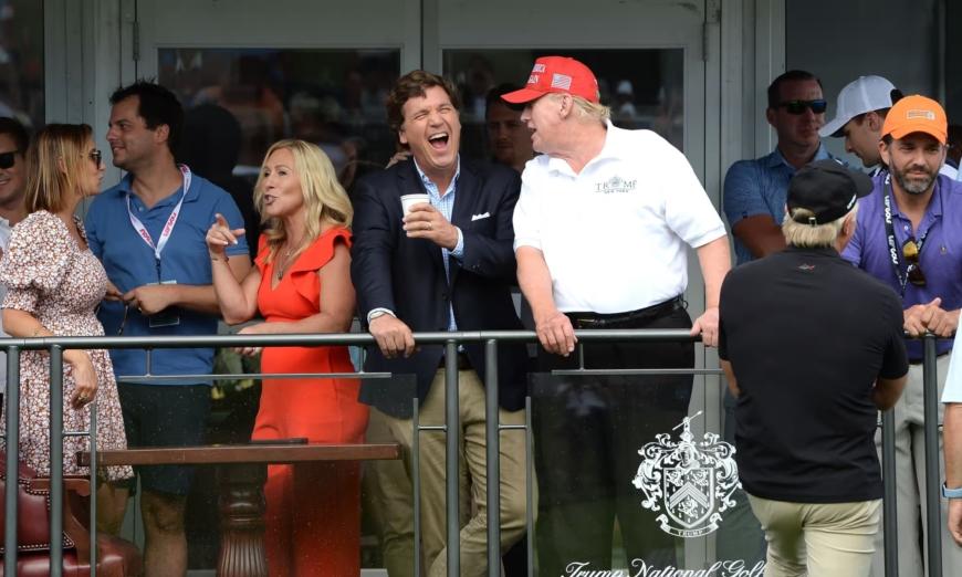 Ông Tucker Carlson (giữa) đang cười đùa với cựu Tổng thống Donald Trump (phải) trong Giải đấu Golf LIV cuối cùng được tổ chức tại Câu lạc bộ Golf Quốc gia Trump ở Bedminster, New Jersey, hôm 31/07/2022. (Ảnh: L.E.Mormile/Shutterstock)