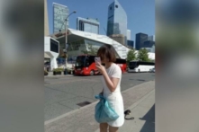 Một phụ nữ đã bị bắt giữ sau khi bị cáo buộc đã đe dọa, sách nhiễu bà Chu Sáng Anh (Zhou Chuangying), một học viên Pháp Luân Công 78 tuổi, gần Tháp CN hôm 20/08/2023. (Ảnh: Được đăng dưới sự cho phép của bà Chu Sáng Anh)