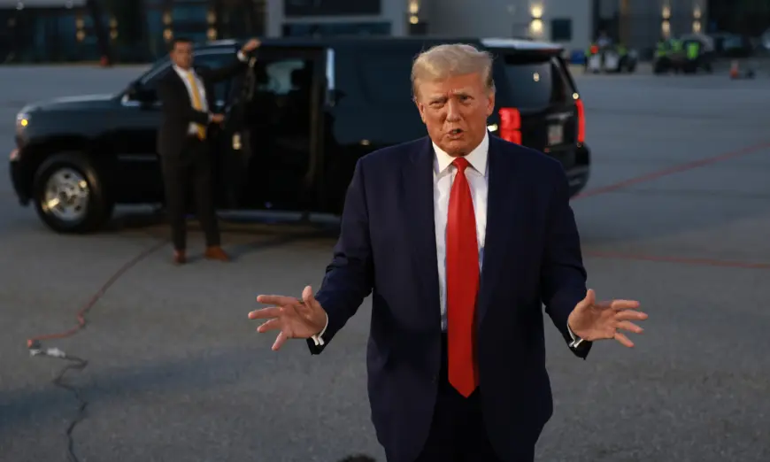 Cựu Tổng thống Donald Trump nói chuyện với các phóng viên sau khi trình diện tại nhà tù Quận Fulton với 13 cáo buộc liên quan đến cuộc bầu cử năm 2020, tại Atlanta, Georgia, hôm 13/08. (Ảnh: Joe Raedle/Getty Images)