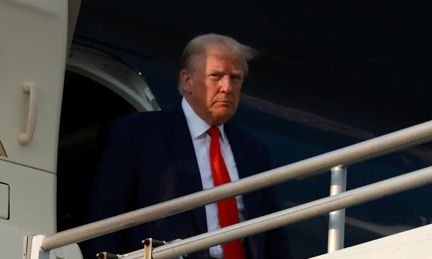 Cựu Tổng thống Donald Trump đến Phi trường Quốc tế Atlanta Hartsfield-Jackson ở Atlanta hôm 24/08/2023. (Ảnh: Joe Raedle/Getty Images)
