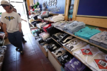 Áo thun có hình ảnh chụp cựu Tổng thống Donald Trump và ông Rudy Giuliani tại cửa hàng bán đồ in Y-Que ở Los Angeles, hôm 25/08/2023. (Ảnh: Mario Anzuoni/Reuters)