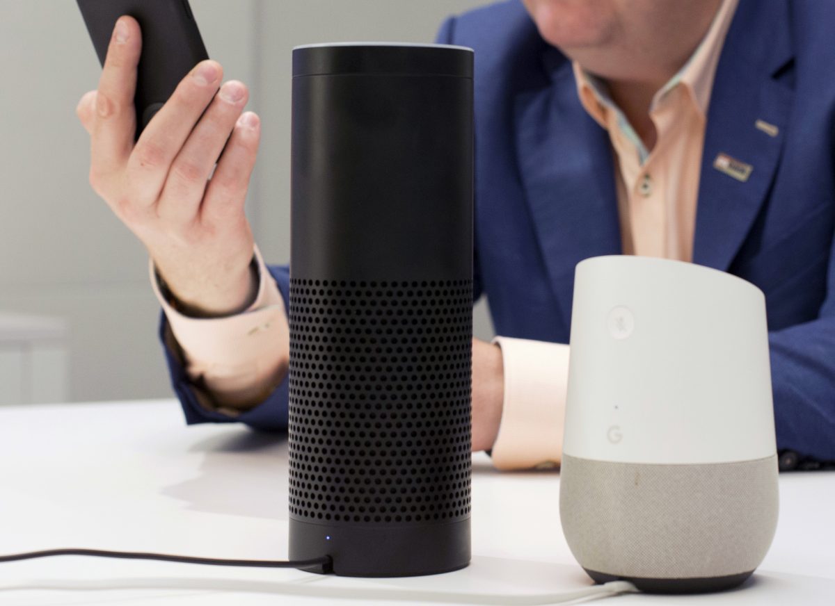 Trong hình là một chiếc loa Amazon Echo, ở giữa, và loa Google Home, bên phải. (Ảnh: Mark Lennihan/AP Photo)